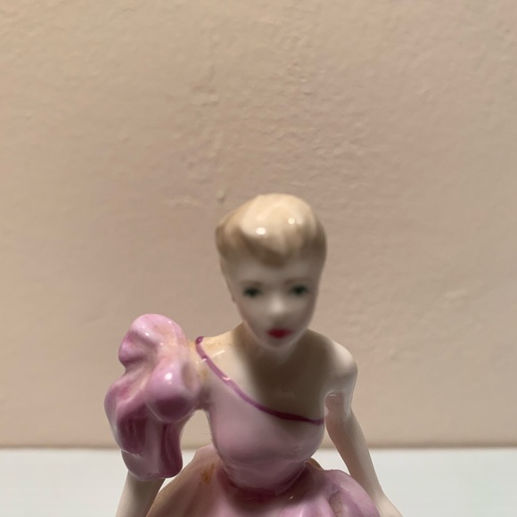 COALPORT FIGURINE LUCINDA 1993 MINT CONDITION - Picture 5 of 7